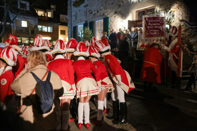 Gardefotograf wird belagert, Bild: Alexander Heinz