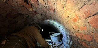 WSW sanieren Kanal und Bachverrohrung in der Bendahler Straße Die Arbeiten am Regenwasser- und Bachkanal werden unterirdisch durchgeführt wie hier im gemauerten Profil des Bendahler Bachs. Foto: Stefan Voigt