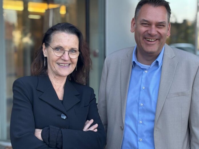 Bürgermeister Sebastian Schorn und die neue Leiterin des Projekts Feuerwache, Barbara Grädig. Foto: TME