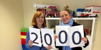 2.000 Euro - so hoch war die Spendensumme. Sehr zur Freude von Rita Marketa Trudslev, DKSB, und Janina Schily, Lions Club Ratingen – Ratinger Tor. Foto: Lions-Club