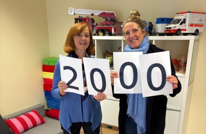 2.000 Euro - so hoch war die Spendensumme. Sehr zur Freude von Rita Marketa Trudslev, DKSB, und Janina Schily, Lions Club Ratingen – Ratinger Tor. Foto: Lions-Club