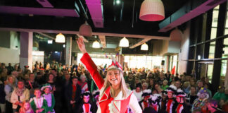 Velberts Hoppeditzin Kathi Hochmuth ist wach - der Karneval hat damit offiziell begonnen. Foto: Volkmann