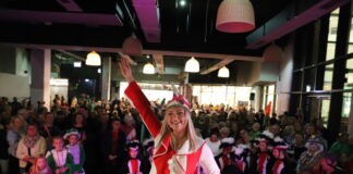 Velbert Hoppeditzin Kathi Hochmuth ist wach - der Karneval hat damit offiziell begonnen. Foto: Volkmann