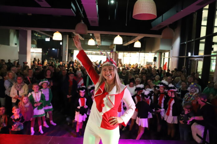 Velbert Hoppeditzin Kathi Hochmuth ist wach - der Karneval hat damit offiziell begonnen. Foto: Volkmann