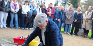 Die Stolperschwelle soll an die namenlosen Opfer des NS-Terrors erinnern. Foto: Volkmann