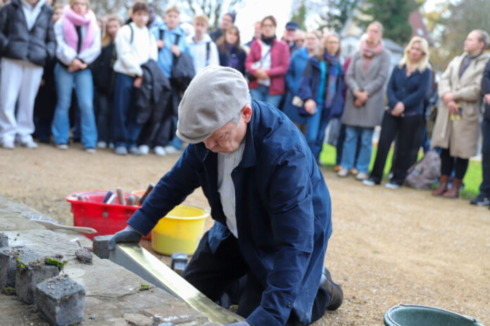 Die Stolperschwelle soll an die namenlosen Opfer des NS-Terrors erinnern. Foto: Volkmann