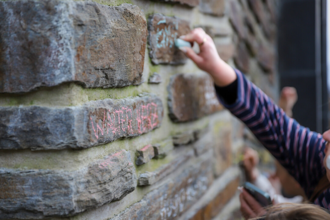Schülerinnen und Schüler schrieben die Namen von Opfern des NS-Terrors auf das Mauerwerk. Foto: Volkmann