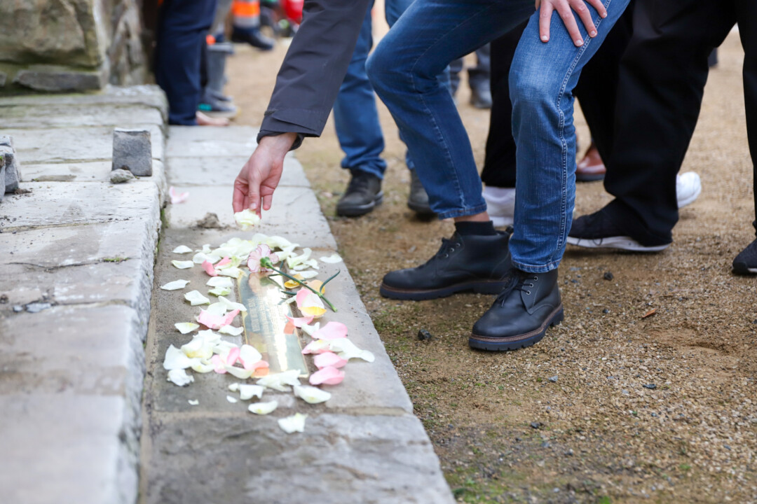 Erstmalig in Deutschland liegt eine solche Stolperschwelle an einem Kriegerdenkmal - das gab es bisher nur einmal in Frankreich. Foto: Volkmann