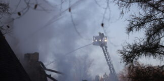 Einsatzkräfte bei den Löscharbeiten. Foto: Volkmann
