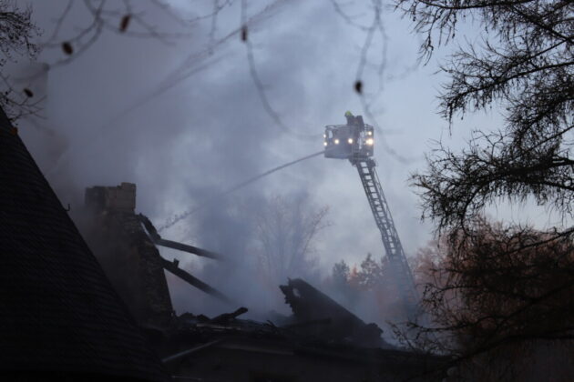 Einsatzkräfte bei den Löscharbeiten. Foto: Volkmann