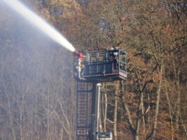 Der Feuerwehreinsatz am Schloss Hardenberg läuft auch am Freitagnachmittag noch. Foto: Volkmann