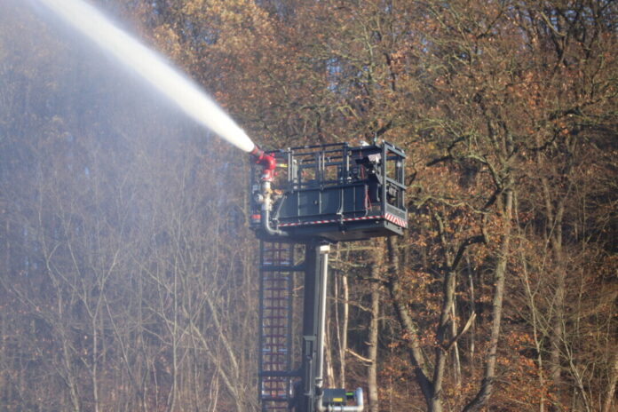 Der Feuerwehreinsatz am Schloss Hardenberg läuft auch am Freitagnachmittag noch. Foto: Volkmann
