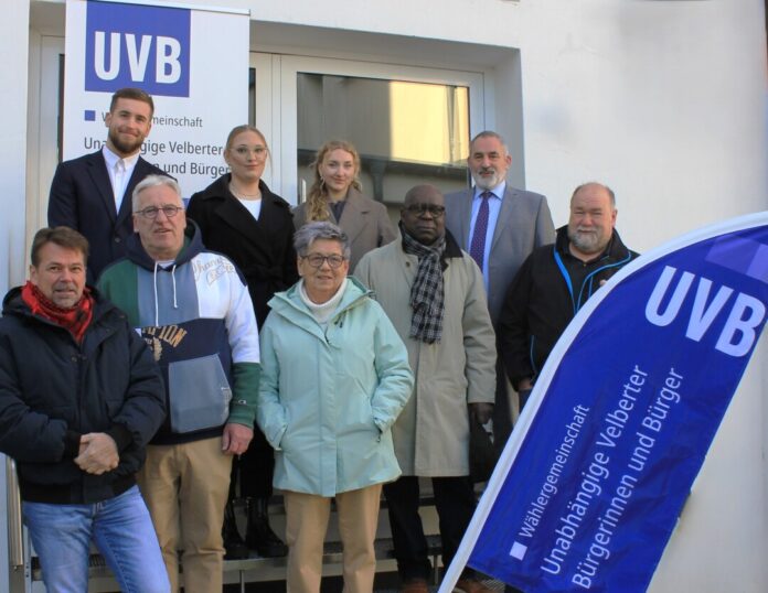 IMG_7394 NEU Die neuen Vorstandmitglieder (vorne v.l.n.r): Michael Zips, Fank Leibold, Roswitha Eisenstein, Gilbert Malanda, Ronald Hohman sowie (hinten v.l.n.r.) Jerome Staschewski, Carina Babilon, Felina Koch und Uwe Brus. Foto: UVB