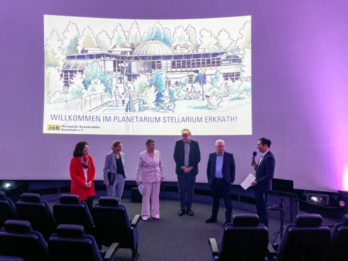 Corinna Franz (LVR-Kulturdezernentin),, Bettina Warnecke (Landrätin Kreis Mettmann), Professorin Barbara Schock-Werner (Vizepräsidentin NRW-Stiftung), Christoph Wintgen (Stiftung der Kreissparkasse Düsseldorf), Notker Becker (Pressesprecher des Rheinischen Sparkassen- und Giroverbands), Maximilian Mucha (1. Vorsitzender der Sternwarte Neanderhöhe Hochdahl e. V.). Foto: Sternwarte Neanderhöhe Hochdahl e.V.