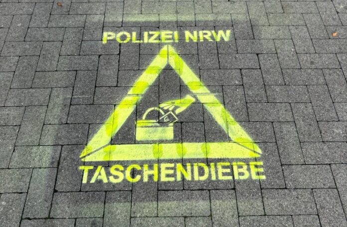 Mit aufgesprühten Hinweisen sensibilisiert die Polizei für Taschendiebstahl. Foto: Polizei