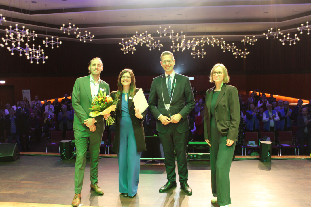 Jasmina Huseinovic (2. v. l.) vom Verein „Du Ich Wir e.V.“ wurde Integrationspreisträgerin 2025 der Stadt Erkrath. Bürgermeister Christoph Schultz 
(2. v. r.), Vereinsgründer Dominik Adolphy (1. v. l.) und Katharina Gösch, Leiterin 
des Mentoring-Angebots, gratulierten. Foto: Stadt Erkrath