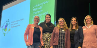 Netzwerktreffen: Hilfsangebote zur Loverboy-Methode Melanie Berenwinkel (Stadt Mettmann), Kira Bergmann (Stadt Haan), Meike Kierbaum (Stadt Erkrath), Yvonne Herda (Stadt Mettmann) und Gabi Garthe (Stadt Wülfrath) sind die Ansprechpersonen des interkommunalen Netzwerkes Kinderschutz. Foto: Stadt Erkrath