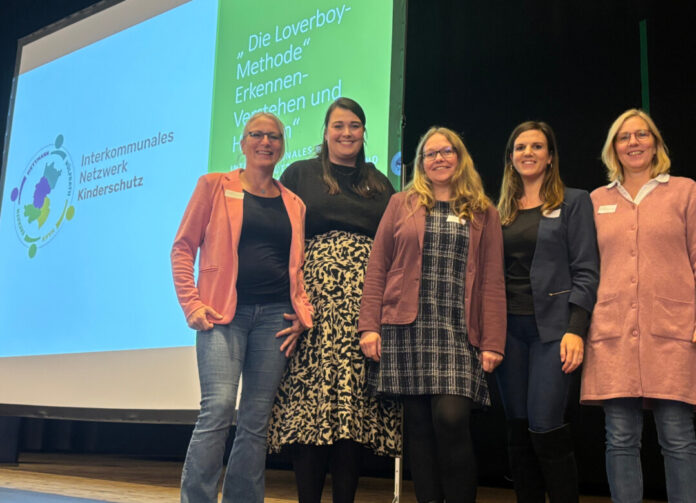 Interkommunales Netzwerk Kinderschutz Melanie Berenwinkel (Stadt Mettmann), Kira Bergmann (Stadt Haan), Meike Kierbaum (Stadt Erkrath), Yvonne Herda (Stadt Mettmann) und Gabi Garthe (Stadt Wülfrath) sind die Ansprechpersonen des interkommunalen Netzwerkes Kinderschutz. Foto: Stadt Erkrath