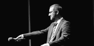 Poetry-Slam kommt: “Ich hab keine Ahnung, wo Erkrath ist” Jan Schmidt führt das Publikum durch den Slam-Abend. Foto: Anna-Lisa Konrad