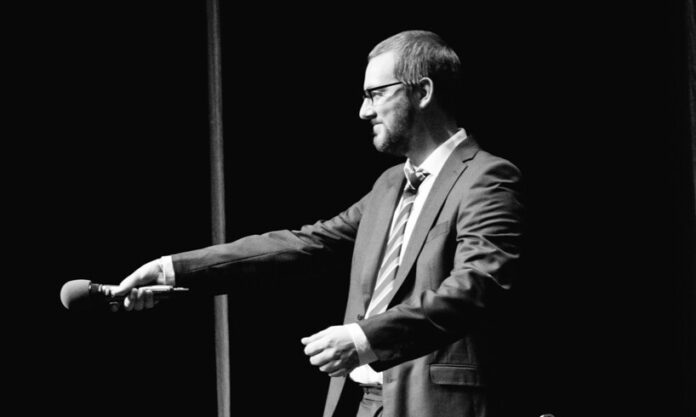 Jan Schmidt führt das Publikum durch den Slam-Abend. Foto: Anna-Lisa Konrad Jan Schmidt führt das Publikum durch den Slam-Abend. Foto: Anna-Lisa Konrad