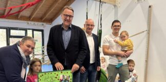 Neues Klettergerüst für Hochdahler Kindertagesstätte Katrin Schneider-Zimmer (Leiterin Kita Kattendahl), Christoph Wintgen (Vorstandsvorsitzender der Kreissparkasse Düsseldorf), Yasin Demirtas (Leiter des Fachbereichs Jugend in der Stadtverwaltung Erkrath) und Tim Hoffmann (Schatzmeister des Fördervereins Die Drachenfreunde e.V.) freuen sich mit den Kindern der Kita über die neuen Kletter-Möglichkeiten. Foto: Sparkasse