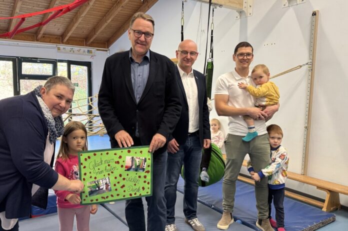 Katrin Schneider-Zimmer (Leiterin Kita Kattendahl), Christoph Wintgen (Vorstandsvorsitzender der Kreissparkasse Düsseldorf), Yasin Demirtas (Leiter des Fachbereichs Jugend in der Stadtverwaltung Erkrath) und Tim Hoffmann (Schatzmeister des Fördervereins Die Drachenfreunde e.V.) freuen sich mit den Kindern der Kita über die neuen Kletter-Möglichkeiten. Foto: Sparkasse