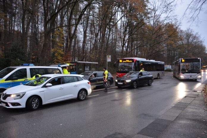 Kontrolle vor dem Schulzentrum an der Sedentaler Straße Eine Kontrolle vor dem Schulzentrum an der Sedentaler Straße. Foto: Polizei