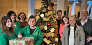 Velbert: 250 Sterne leuchten für Kinderwünsche – Wunschbaum im Forumsfoyer aufgestellt