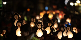Sankt Martin zog durch Ratingens Straßen - vor allem Kinder leuchteten ihm den Weg. Foto: Alexander Heinz