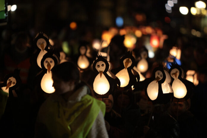 Sankt Martin zog durch Ratingens Straßen - vor allem Kinder leuchteten ihm den Weg. Foto: Alexander Heinz