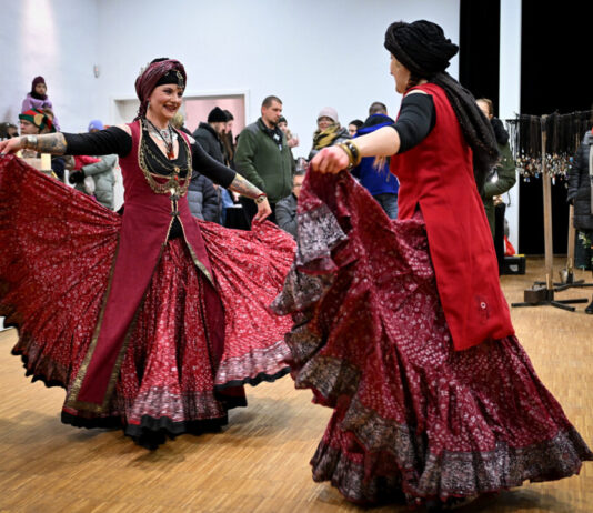 Mittelalter-Weihnachtsmarkt lockt mit Gaukelei, Tanz und Geschmeide zum Schloss in Neviges