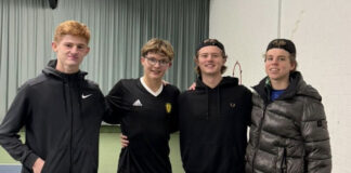 In der Bezirksliga überzeugten die NBV U 18 Jungen auswärts mit einem 4:2 Sieg gegen den Solinger TC 02. Über ihren starken Auftakterfolg freuen sich (von links) Luis Bischoff, Marlon Eick, Justus Brackmann und Leon Scheffels. Foto: NBV