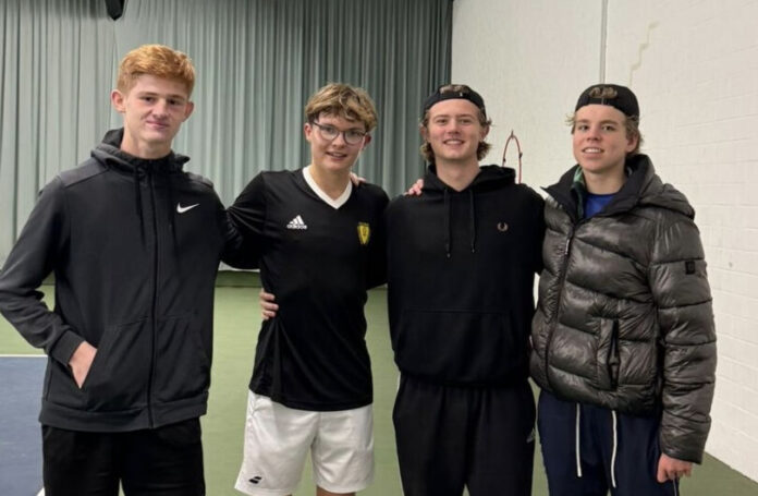 In der Bezirksliga überzeugten die NBV U 18 Jungen auswärts mit einem 4:2 Sieg gegen den Solinger TC 02. Über ihren starken Auftakterfolg freuen sich (von links) Luis Bischoff, Marlon Eick, Justus Brackmann und Leon Scheffels. Foto: NBV