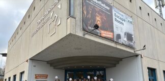 Foto: Die Mitglieder des Netzwerks präsentieren neue Türplaketten, welche die Sichtbarkeit des Netzwerks an den einzelnen Museumsstandorten erhöhen soll. Foto: Netzwerk Bergische Museen e.V., Bild: Trägerverein Niederbergisches Museum e. V.