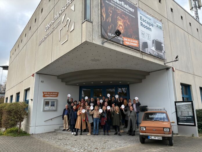 Netzwerk Bergische Museen zu Gast im Oberschlesischen Landesmuseum 2 Foto: Die Mitglieder des Netzwerks präsentieren neue Türplaketten, welche die Sichtbarkeit des Netzwerks an den einzelnen Museumsstandorten erhöhen soll. Foto: Netzwerk Bergische Museen e.V., Bild: Trägerverein Niederbergisches Museum e. V.