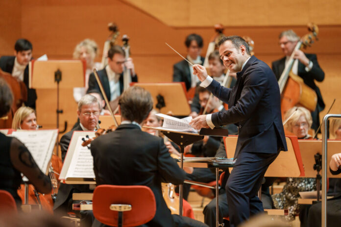 Andrea Sanguineti und die Essener Philharmoniker. Foto: Volker Wiciok Andrea Sanguineti und die Essener Philharmoniker. Foto: Volker Wiciok