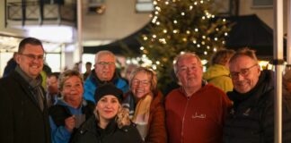 Patrick Anders, Claudia Werntges, Sabina Kelani, Holger und Pia Dorn, Axel Gerlach und Michael Droste gemeinsam auf dem Höseler Nikolausmarkt, Bild: Alexander Heinz