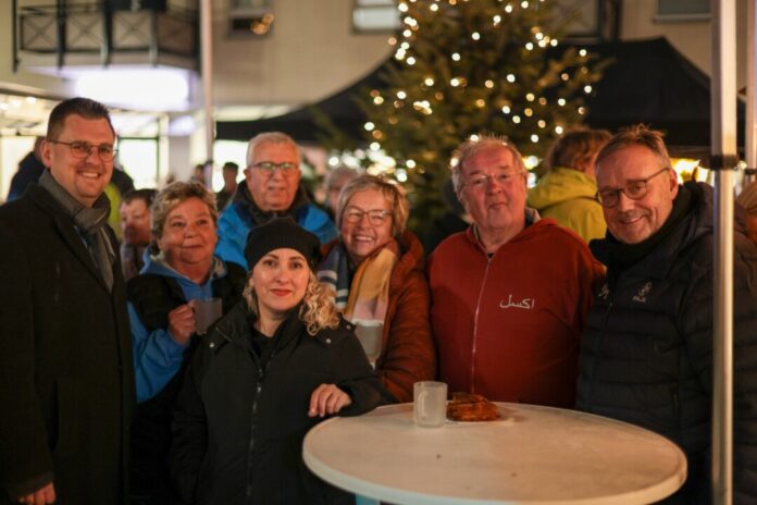 Nikolausmarkt Hösel Patrick Anders, Claudia Werntges, Sabina Kelani, Holger und Pia Dorn, Axel Gerlach und Michael Droste gemeinsam auf dem Höseler Nikolausmarkt, Bild: Alexander Heinz