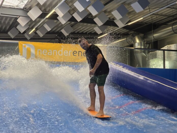 Nils Pinckert reitet seine eigene Welle, Bild: Alexander Heinz