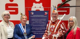 Claudia Pocha (Leiterin Privat- und Geschäftskundenbetreuung Ratingen), das Ratinger Karnevalsprinzenpaar Claudia III. und Jörg I. sowie Anja Pallessen (Kundenberaterin). Foto: Sparkasse HRV