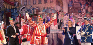 Prinzenpaar im Amt: So schön feiert Ratingen in der rappelvollen Stadthalle Prinz Jörg I und Ratingia Claudia III während der Proklamation, Bild: Alexander Heinz