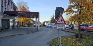 Freie Fahrt am Wülfrather Rathaus: Poller temporär entfernt Freie Fahrt am Rathaus. Foto: Stadt Wülfrath