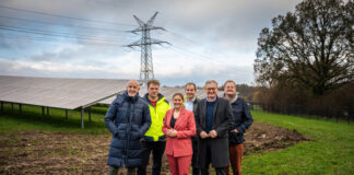 WSW-Arbeitsdirektor Markus Schlomski, Enteria-Geschäftsführer Marc-Oliver Bruckhaus, Oberbürgermeisterin Miriam Scherff, Dominik Pröpper (Leiter Erzeugung Strom WSW Energie & Wasser AG), WSW-Vorstandsvorsitzender Markus Hilkenbach, WSW-Vorstandsmitglied Peter Storch. Foto: Kintopp