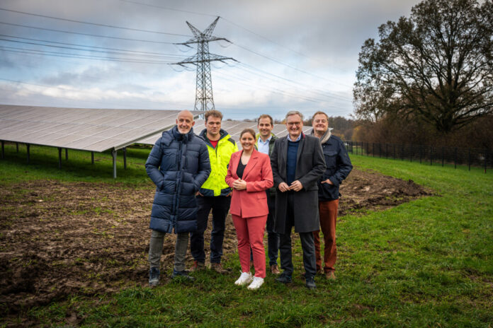 Pressefoto_WSW_PV_2025 WSW-Arbeitsdirektor Markus Schlomski, Enteria-Geschäftsführer Marc-Oliver Bruckhaus, Oberbürgermeisterin Miriam Scherff, Dominik Pröpper (Leiter Erzeugung Strom WSW Energie & Wasser AG), WSW-Vorstandsvorsitzender Markus Hilkenbach, WSW-Vorstandsmitglied Peter Storch. Foto: Kintopp