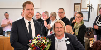 Heiligenhaus: Björn Kerkmann als Bürgermeister vereidigt – Ratsältester mahnt zu Wertschätzung und Integrität Björn Kerkmann ist als neuer Bürgermeister von Heiligenhaus vom Ratsältesten Ingmar Janssen (r.) vereidigt worden. Foto: Mathias Kehren