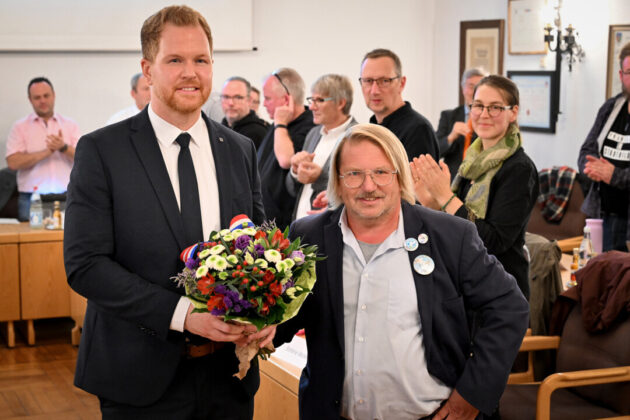 Björn Kerkmann ist als neuer Bürgermeister von Heiligenhaus vom Ratsältesten Ingmar Janssen (r.) vereidigt worden. Foto: Mathias Kehren