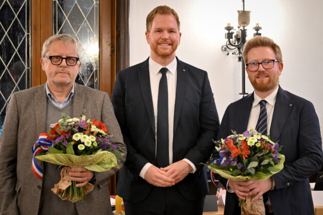 Bürgermeister Kerkmann mit seinen beiden Stellvertretern, Florian Genbrok (r., CDU) und Eckhard von Zabiensky (l., SPD). Foto: Mathias Kehren