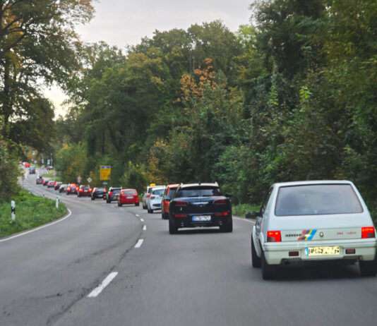 Pendlerstadt: Hier zieht es Ratinger zum Arbeiten hin In NRW pendeln viele Menschen für den Job über die Stadtgrenzen hinaus - viele von ihnen mit dem Auto. Foto: Heinz