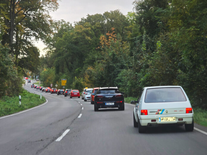 In NRW pendeln viele Menschen für den Job über die Stadtgrenzen hinaus - viele von ihnen mit dem Auto. Foto: Heinz