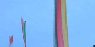 Treppenfegen in Ratingen – Ronja fegt sich (vielleicht) frei (Foto: Ronja Rosenau bei der Verrichtung des Brauchs), Daniel Kestner